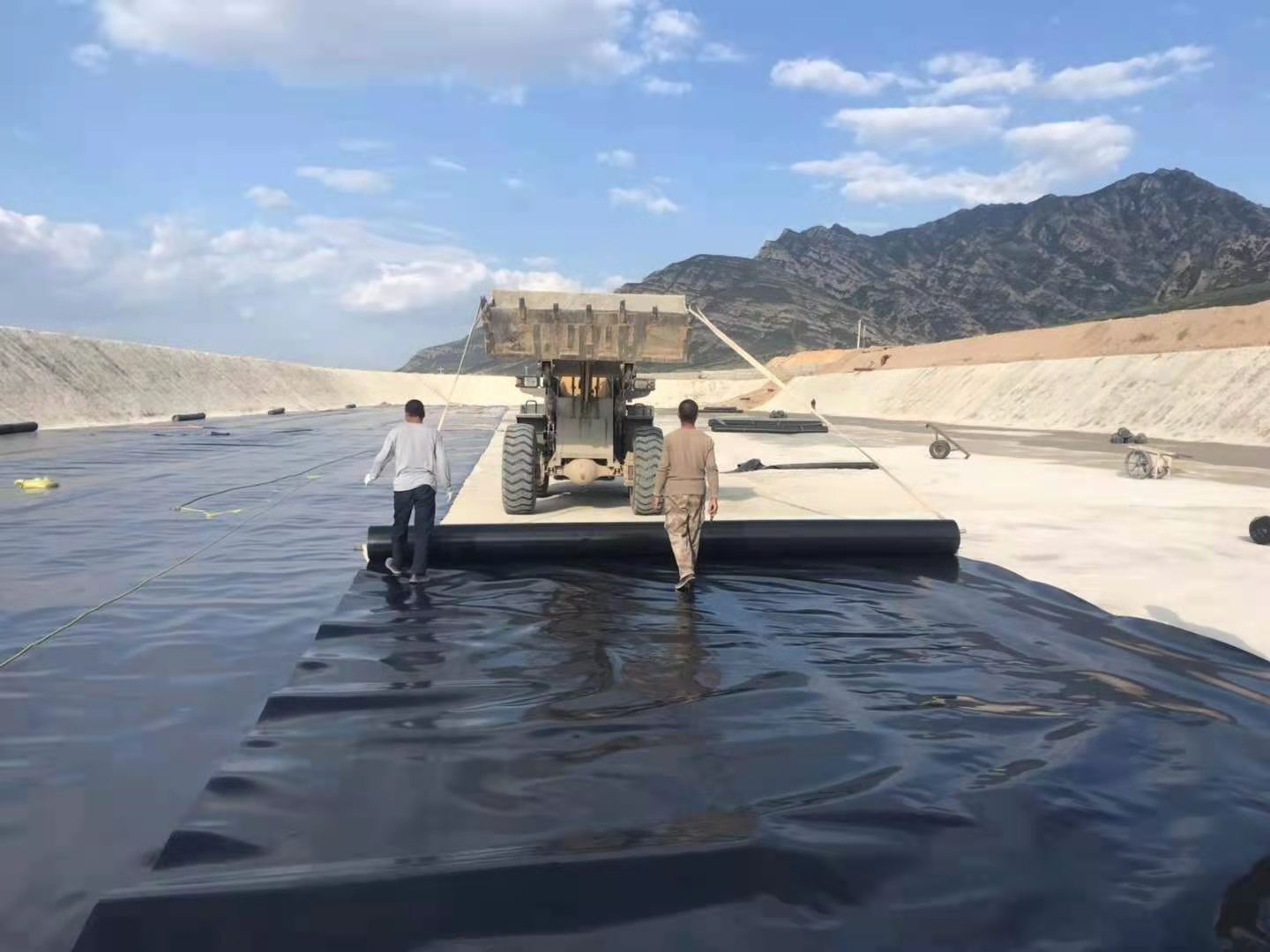 複合荔枝视频黄下载膜與基座和支撐層應壓平貼合，避免架空，排除氣泡，確保安全。