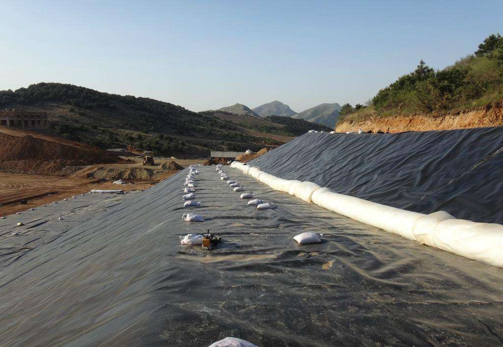 防止垃圾填埋場出現水平滲漏的根本辦法是？