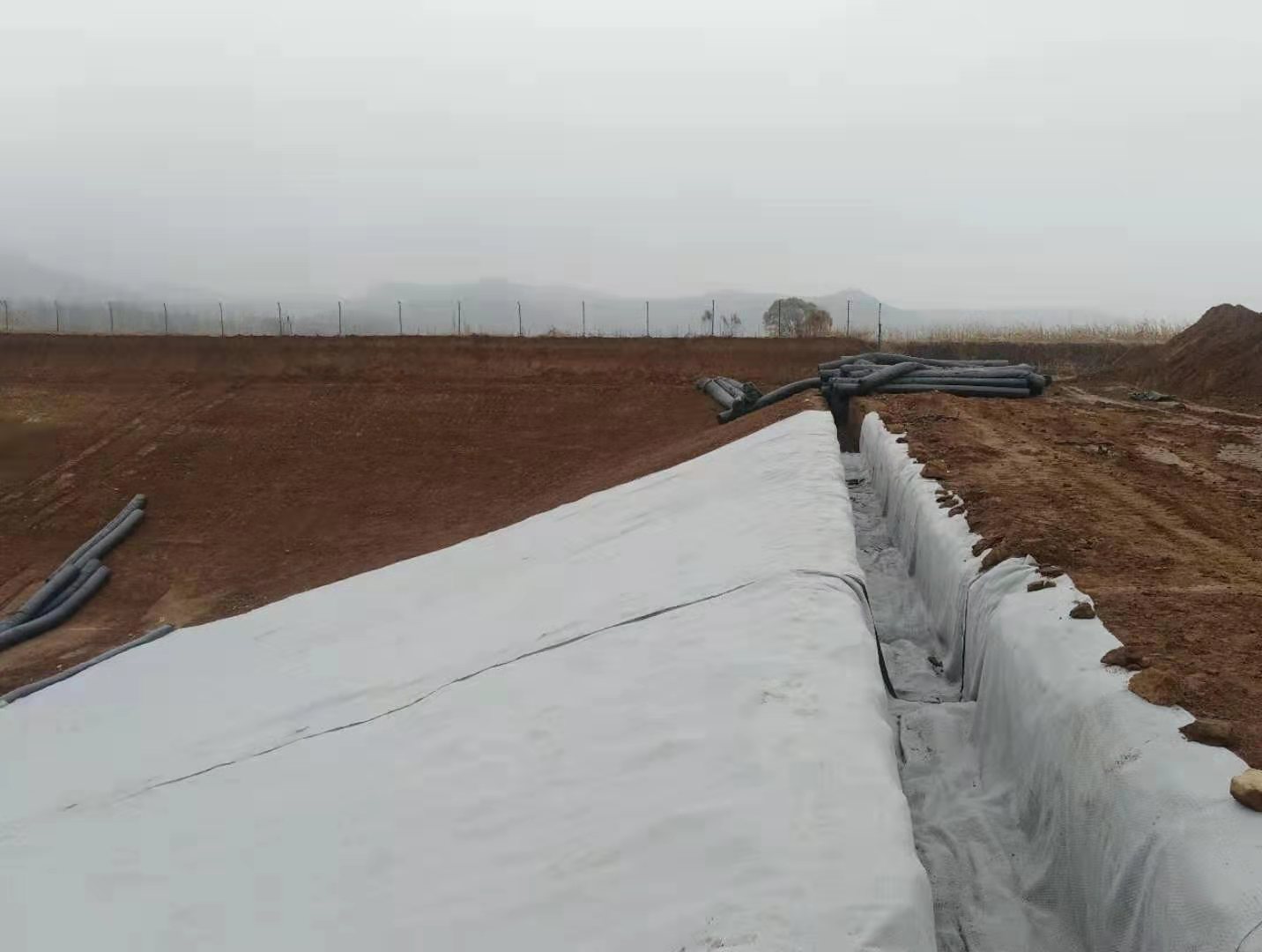 引水明渠防滲采用荔枝视频黄下载膜全鋪式簡析