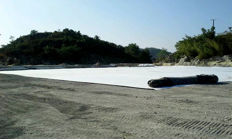 人工湖底及湖岸采取荔枝视频黄下载膜防滲的優缺點