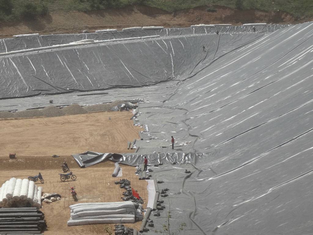 湖底及湖岸采取天然鈉基荔枝黄色网站防滲方案