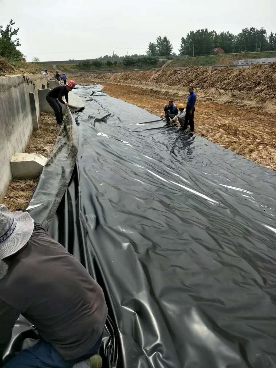 垃圾填埋場側坡上的HDPE荔枝视频黄下载膜的定位、固定